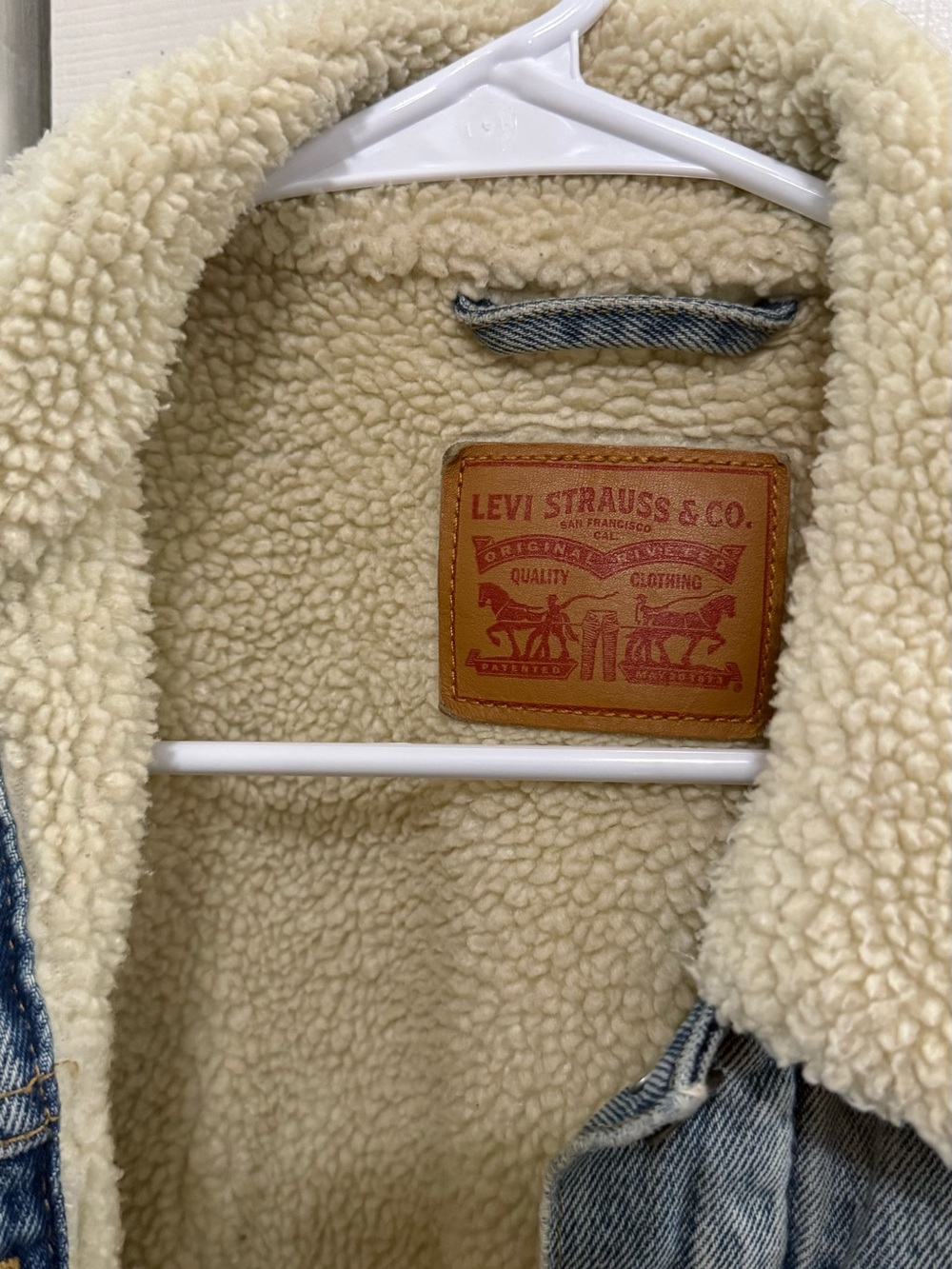 Levi's Light Blue Denim Jacket with Cream Sherpa Collar - Picture 3 of 4